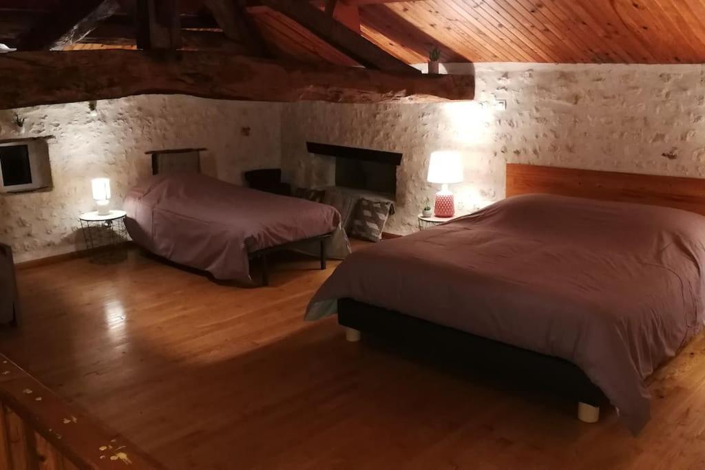 Maison Charentaise A La Campagne Becheresse Extérieur photo