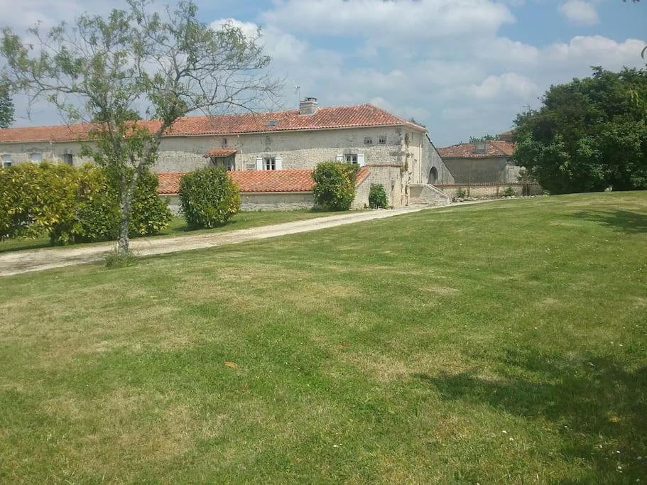 Maison Charentaise A La Campagne Becheresse Extérieur photo