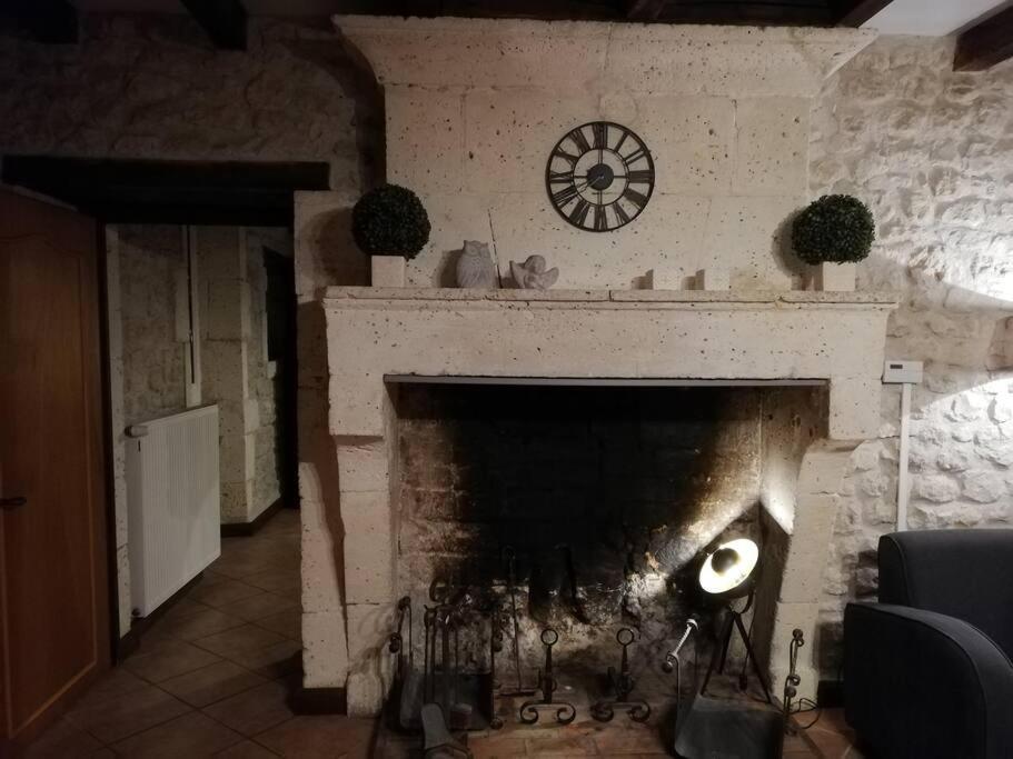 Maison Charentaise A La Campagne Becheresse Extérieur photo
