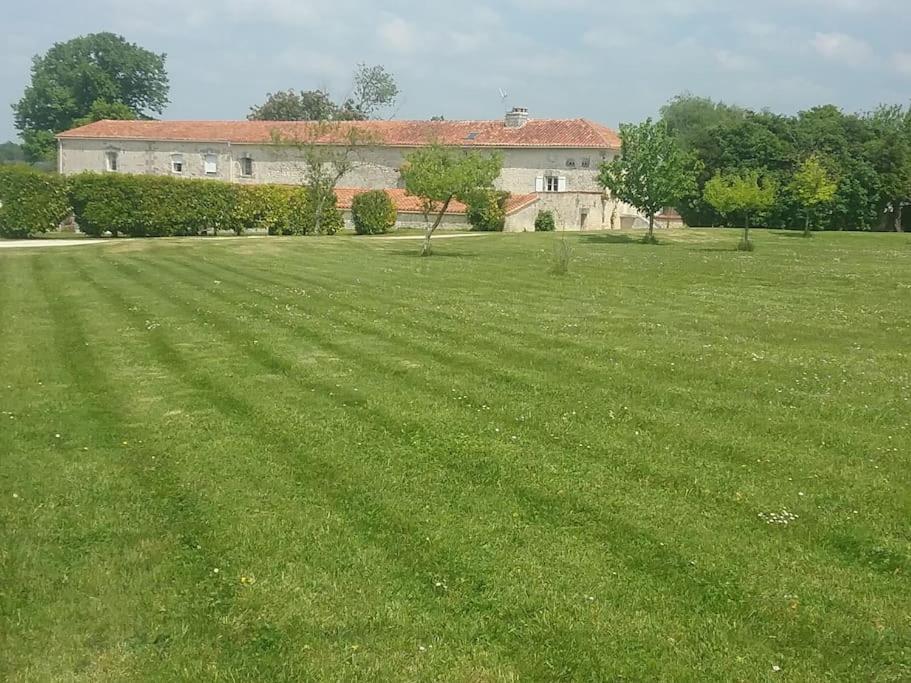 Maison Charentaise A La Campagne Becheresse Extérieur photo