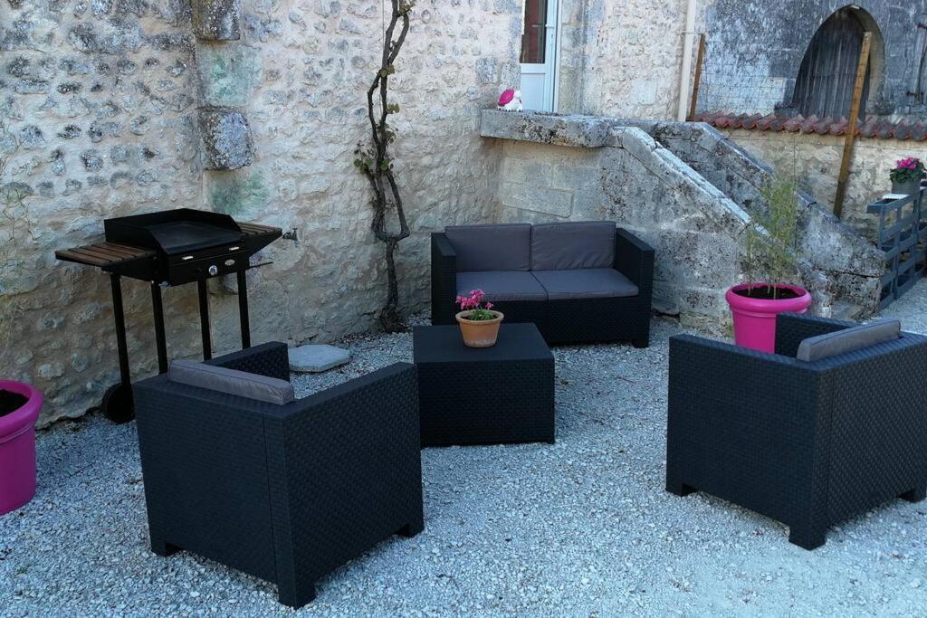 Maison Charentaise A La Campagne Becheresse Extérieur photo