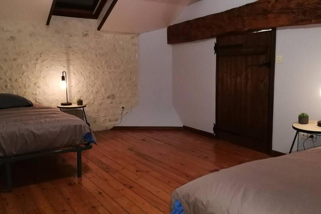 Maison Charentaise A La Campagne Becheresse Extérieur photo