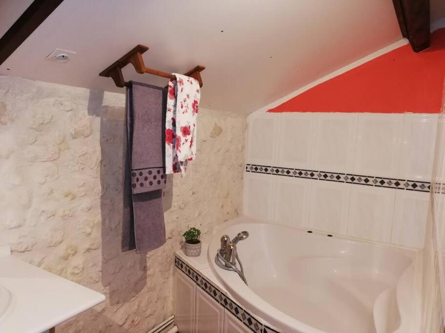 Maison Charentaise A La Campagne Becheresse Extérieur photo