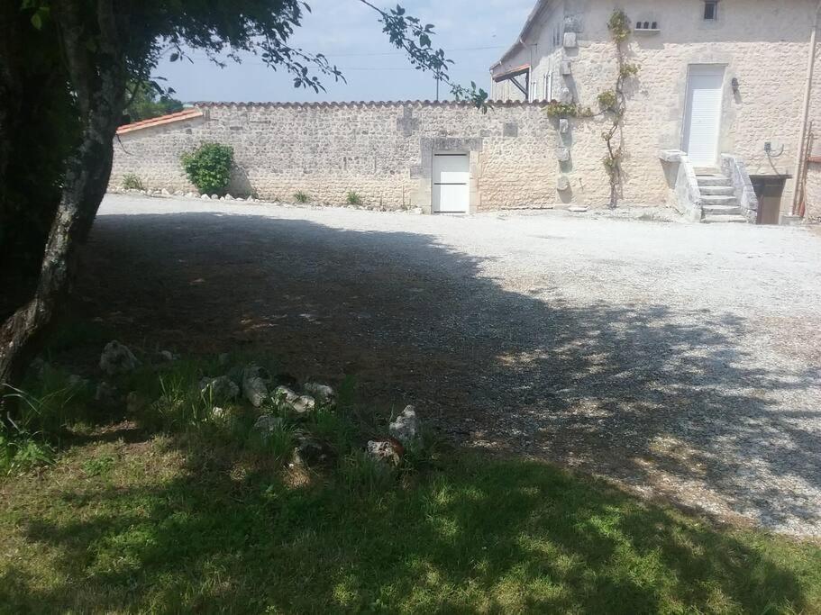 Maison Charentaise A La Campagne Becheresse Extérieur photo