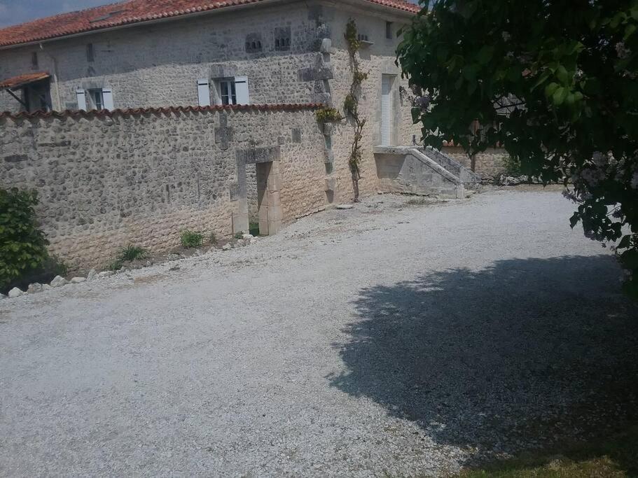 Maison Charentaise A La Campagne Becheresse Extérieur photo